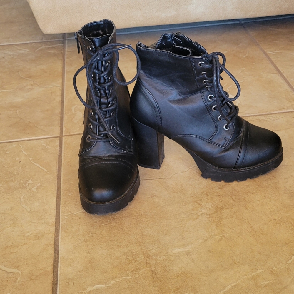 Elegant Black Lace-Up Platform Boots